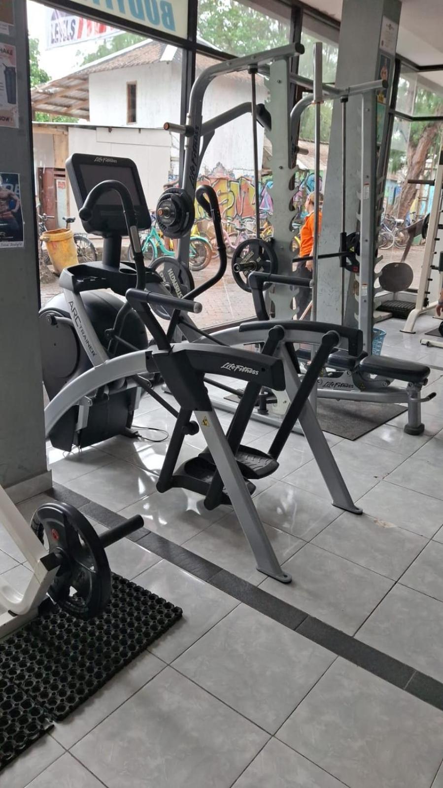 Tropica Gili Total Body Fit - Free Access Gym And Coworking Space Гілі-Траванган Екстер'єр фото