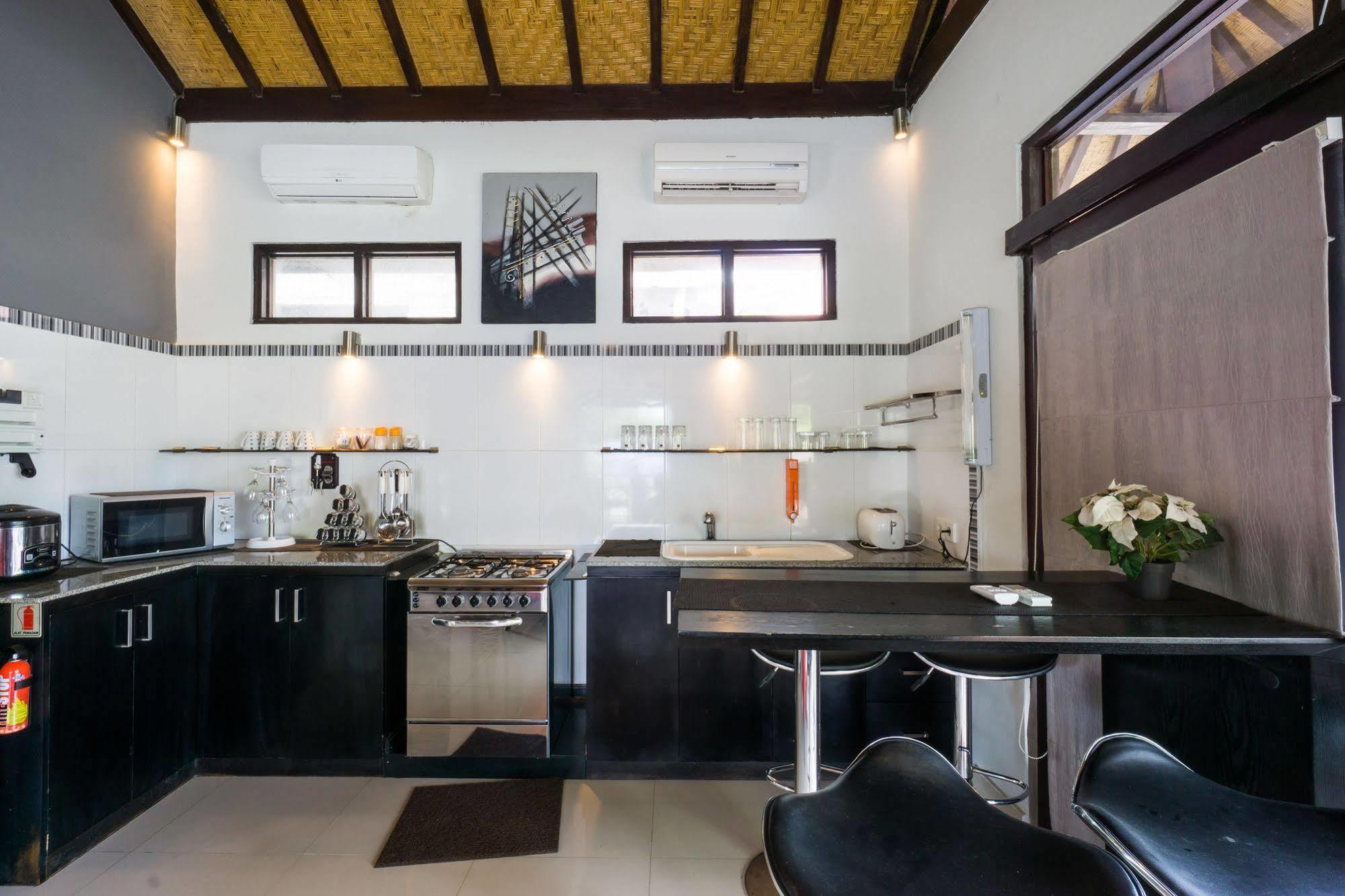 Tropica Gili Total Body Fit - Free Access Gym And Coworking Space Гілі-Траванган Екстер'єр фото